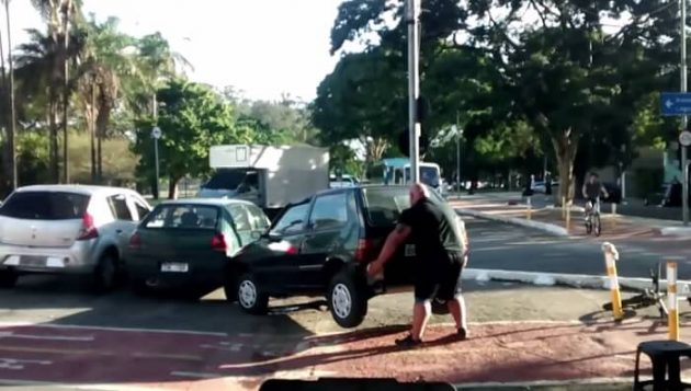Brésil: un cycliste soulève une voiture mal garée puis reprend son chemin brésil, cycliste soulève voiture garée sur la piste cyclable