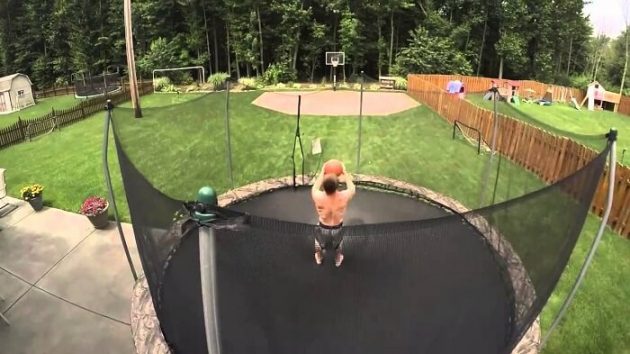 Il marque deux paniers d’affilée depuis un trampoline Kevin Libertowski, double panier, trick shot