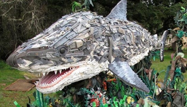 Des sculptures géantes entièrement fabriquées à partir de déchets sur les plages