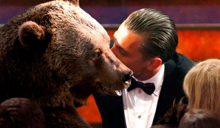 Les meilleures réactions à l’Oscar de Leonardo DiCaprio Leonardo DiCaprio embrasse l'ours de The Revenant
