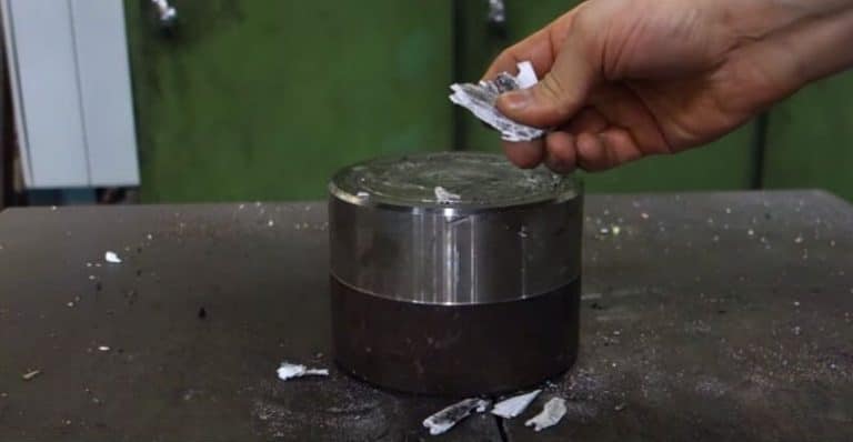 Plier une feuille de papier 7 fois avec une presse hydraulique