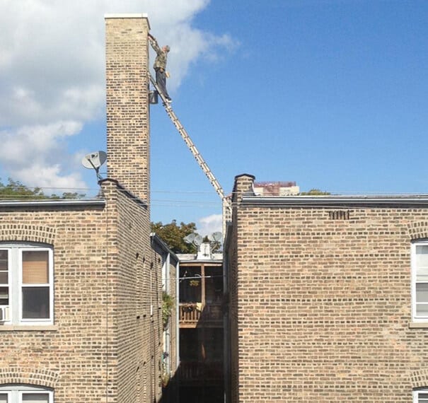 Une échelle entre deux bâtiments