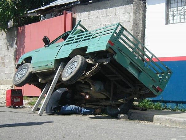 Une réparation de voiture en pleine rue