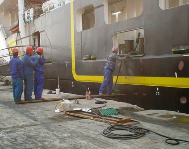 Réparer un bateau en faisant de l'équilibrisme
