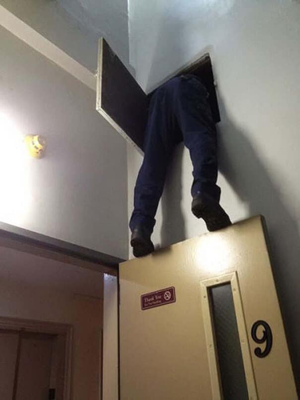 Réparer un conduit d'aération en tenant sur une porte