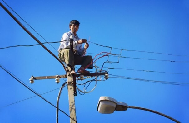 Pieds nus sur un pylône électrique