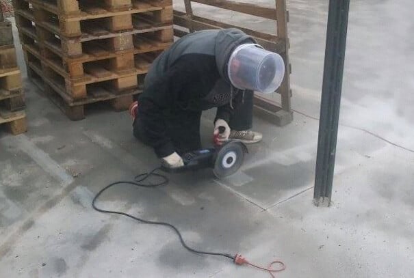 Utilisation d'une disqueuse avec un casque de fortune