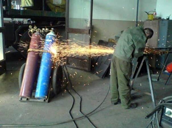Des étincelles sur des bonbonnes de gaz 