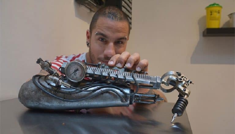 Un tatoueur amputé du bras reçoit une prothèse pour continuer son activité JC Sheitan Tenet, tatouage avec prothèse