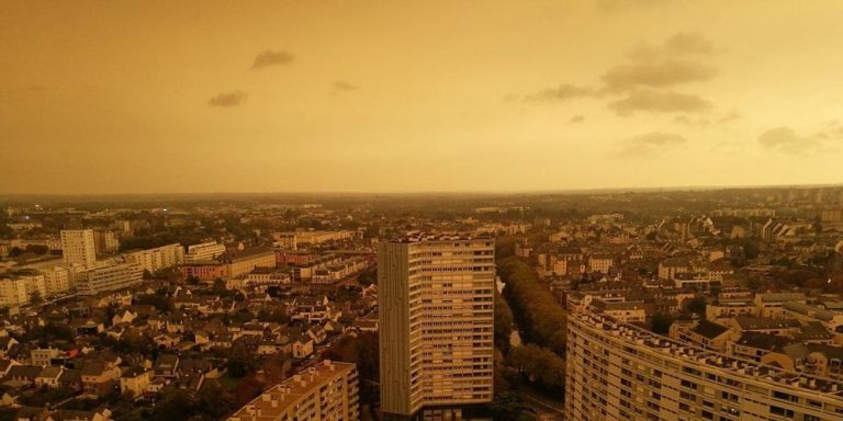En Bretagne et en Angleterre, les habitants se lèvent sous un ciel orange