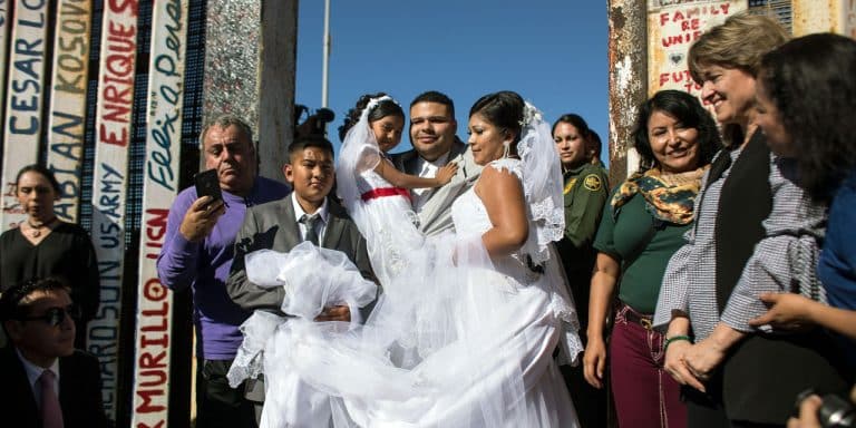 Un mariage symbolique à la frontière mexicaine mariage