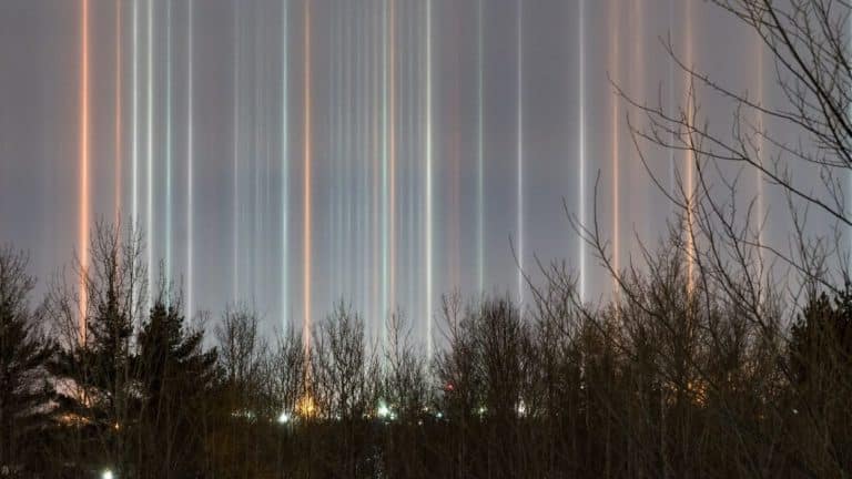 De mystérieux piliers lumineux sont apparus dans le ciel canadien piliers