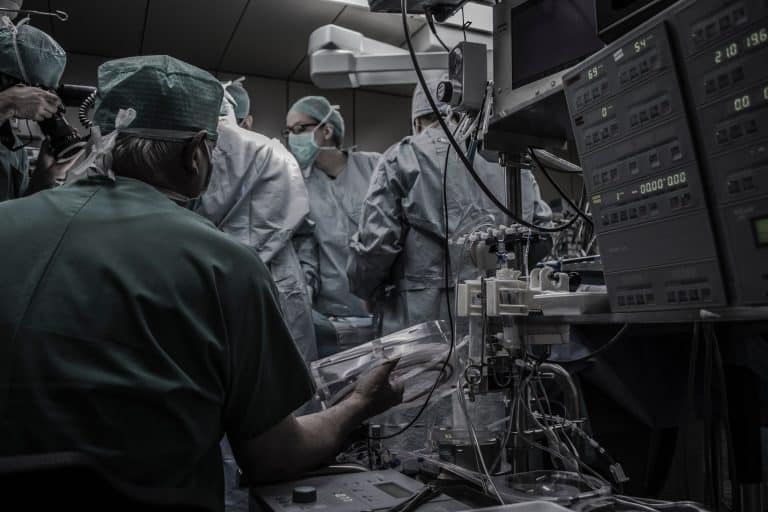 Après avoir causé la décapitation d’un bébé, une obstétricienne suspendue bébé