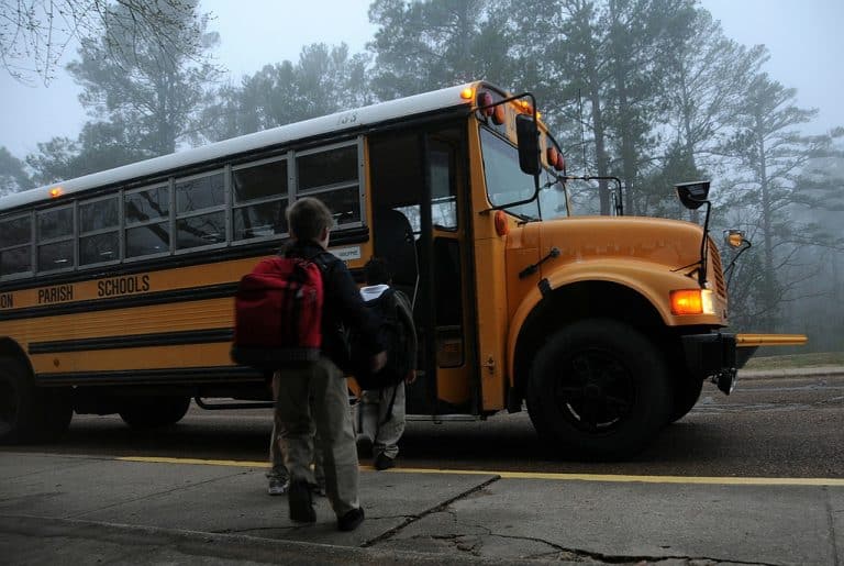Un chauffeur d’autobus scolaire tente une manœuvre inhabituelle pour protéger les enfants