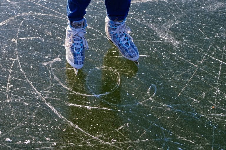 Une performance artistique inhabituelle a envahi l’Oakland Ice Center