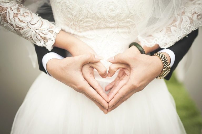 Une mère demande à ses amis de financer son mariage