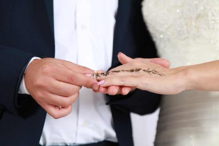 Les internautes surpris par les ongles d’une nouvelle mariée