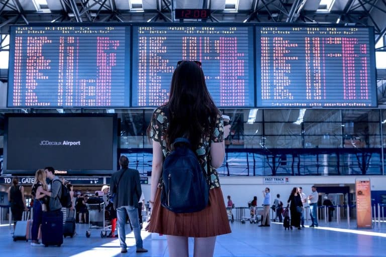 Une femme dort à l’aéroport dans une posture assez étrange