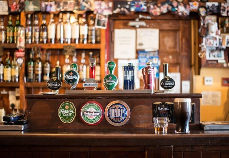 Un homme transforme un abri de jardin en un pub bien approvisionné