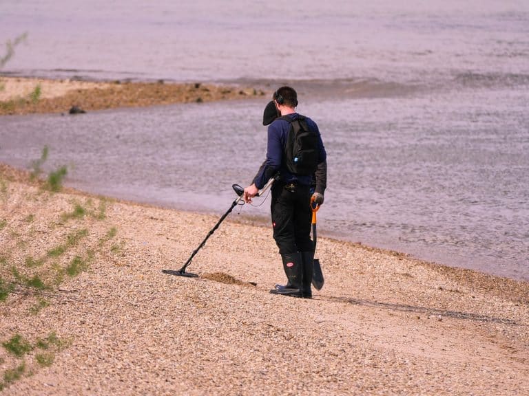 Découverte de pièces de monnaie anciennes d’une valeur de plus de 100 000 euros par un chasseur de trésor
