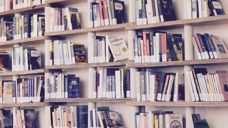 Comment ranger des livres sur une étagère ?