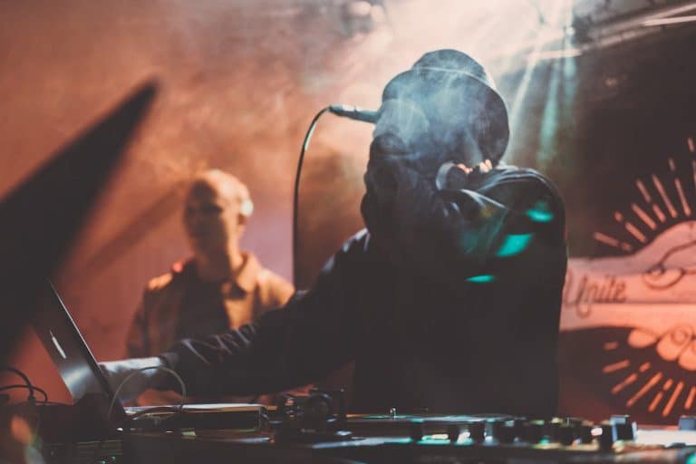 Quels critères prendre en compte pour choisir un groupe de musique ou un DJ dans la région de Bordeaux ?