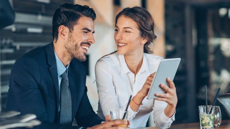 8 conseils indispensables pour mener une relation amoureuse au travail sans drama ni stress !