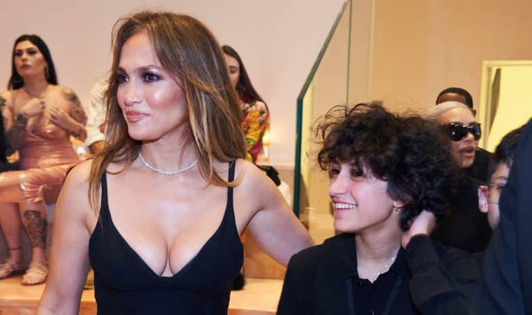 Une tendre étreinte entre Jennifer Lopez et sa fille Emme immortalisée lors d'une sortie à Broadway