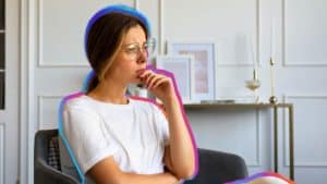 Parler seul : signification et bienfaits psychologiques selon la science