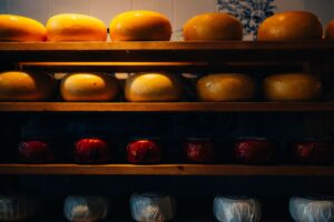 Ranger son fromage dans la porte du frigo ? Les chercheurs déconseillent
