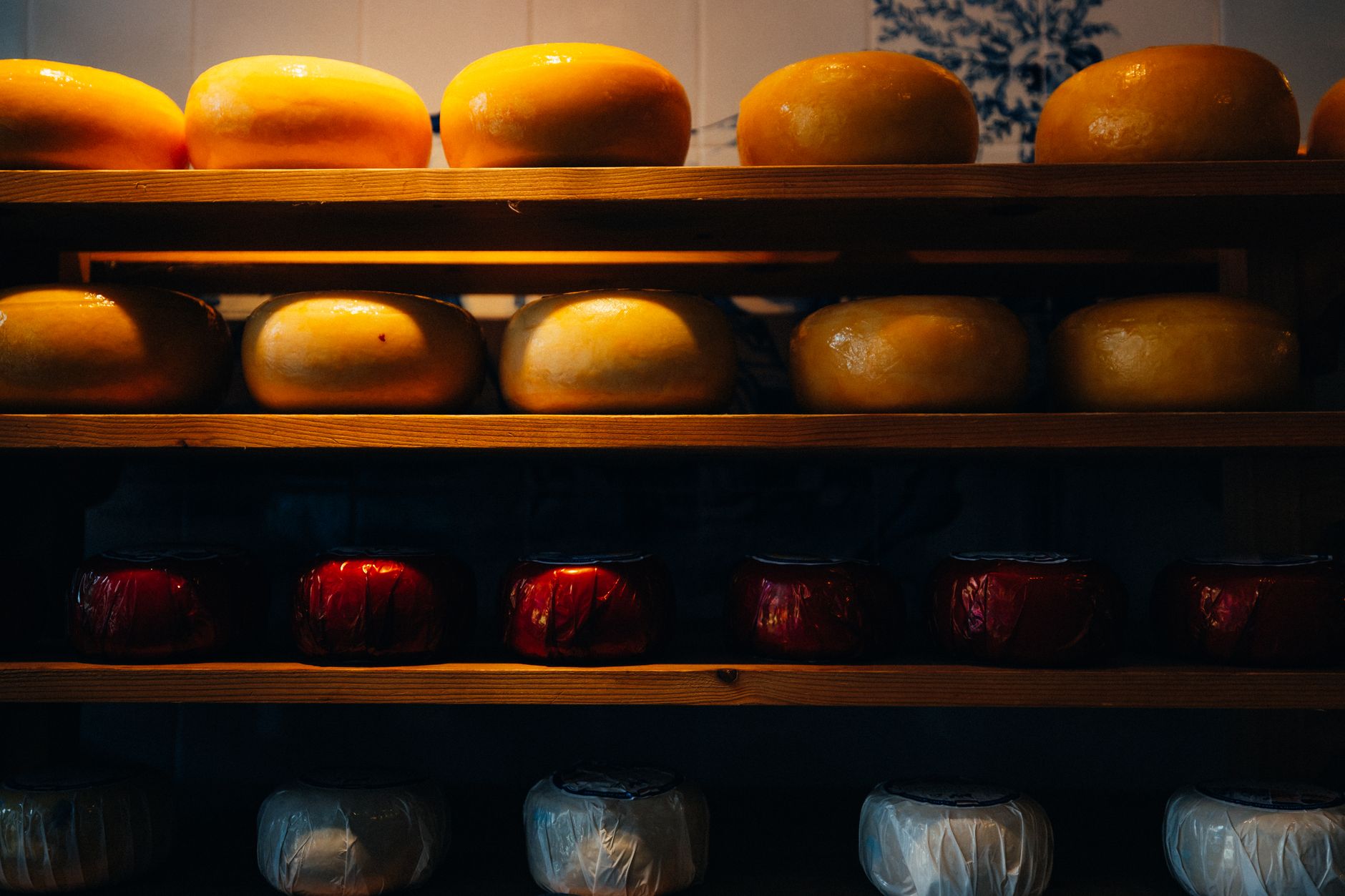 Ranger son fromage dans la porte du frigo ? Les chercheurs déconseillent