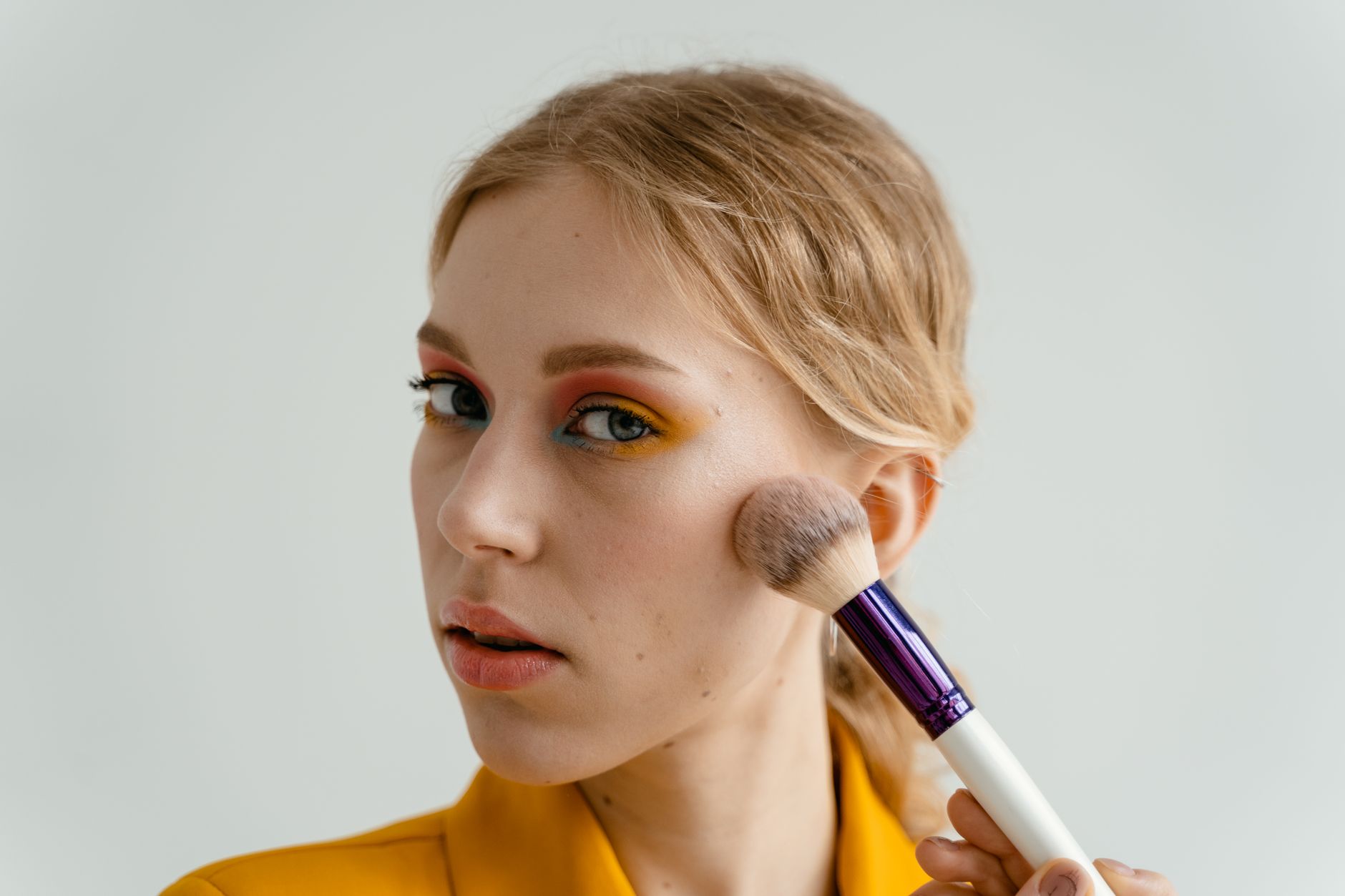 Pourquoi le blush se pose désormais au milieu de la joue plutôt que sur les côtés