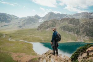 La retraite digitale séduit les voyageurs français pour 2027, mais décrocher reste difficile