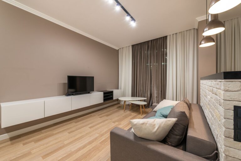 Murs blancs : Dounia leur préfère beige, lin et taupe pour un intérieur moins froid